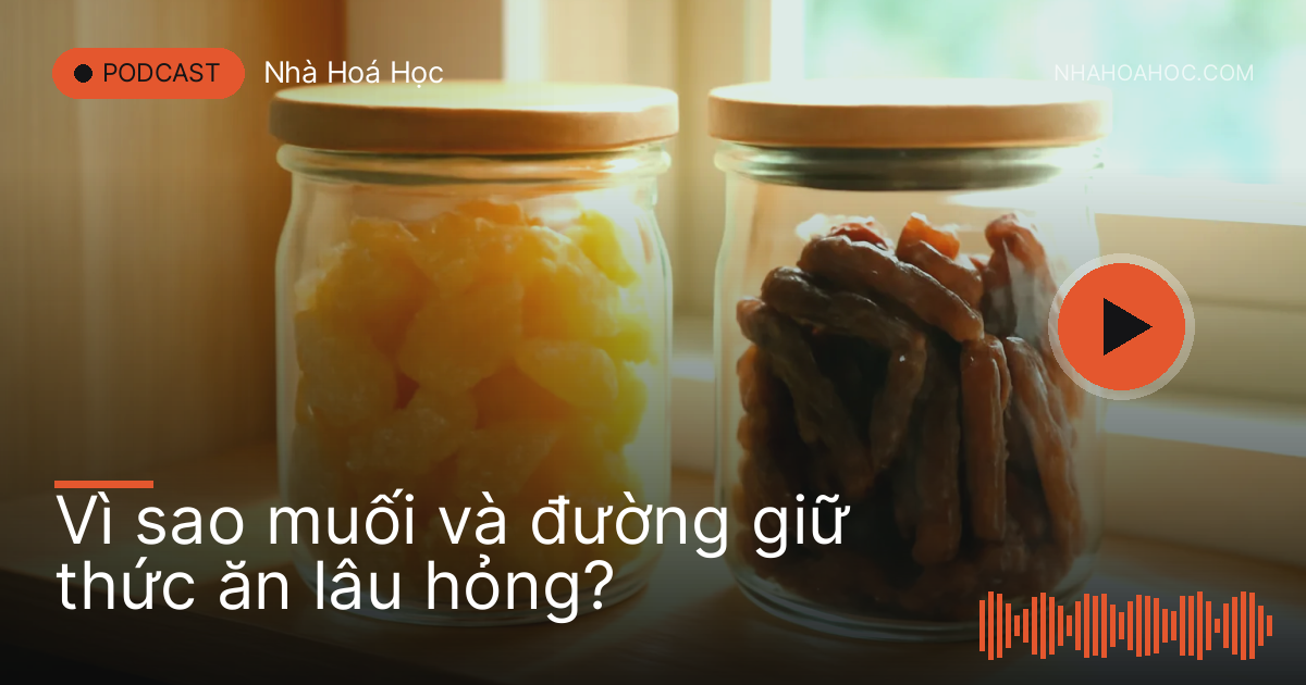 Hũ mứt gừng và hũ cà muối xếp trên kệ gỗ trong bếp
