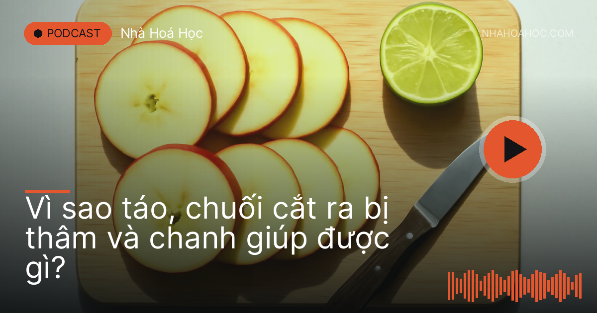 Đĩa táo cắt lát cạnh nửa quả chanh trên thớt gỗ