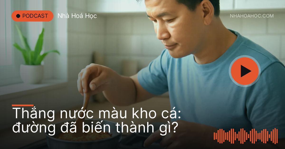 Người đàn ông khuấy chảo đường đang chuyển màu hổ phách trên bếp gas