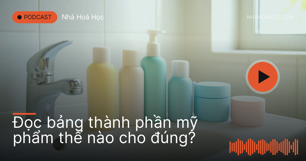 Các chai lọ mỹ phẩm trơn không nhãn xếp trên bồn rửa sứ trắng
