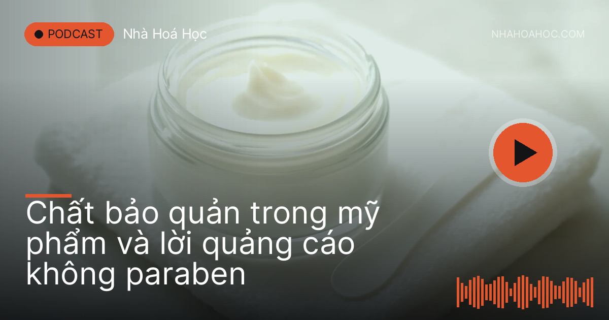 Hũ kem dưỡng mở nắp cạnh chiếc thìa nhỏ trên khăn trắng
