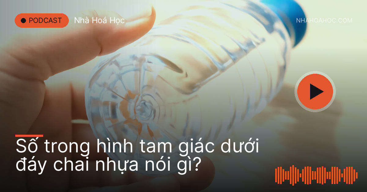 Bàn tay lật chai nhựa trong suốt để xem ký hiệu dưới đáy