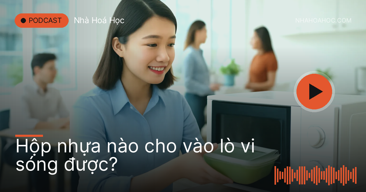 Nhân viên văn phòng đặt hộp cơm vào lò vi sóng ở phòng ăn công ty