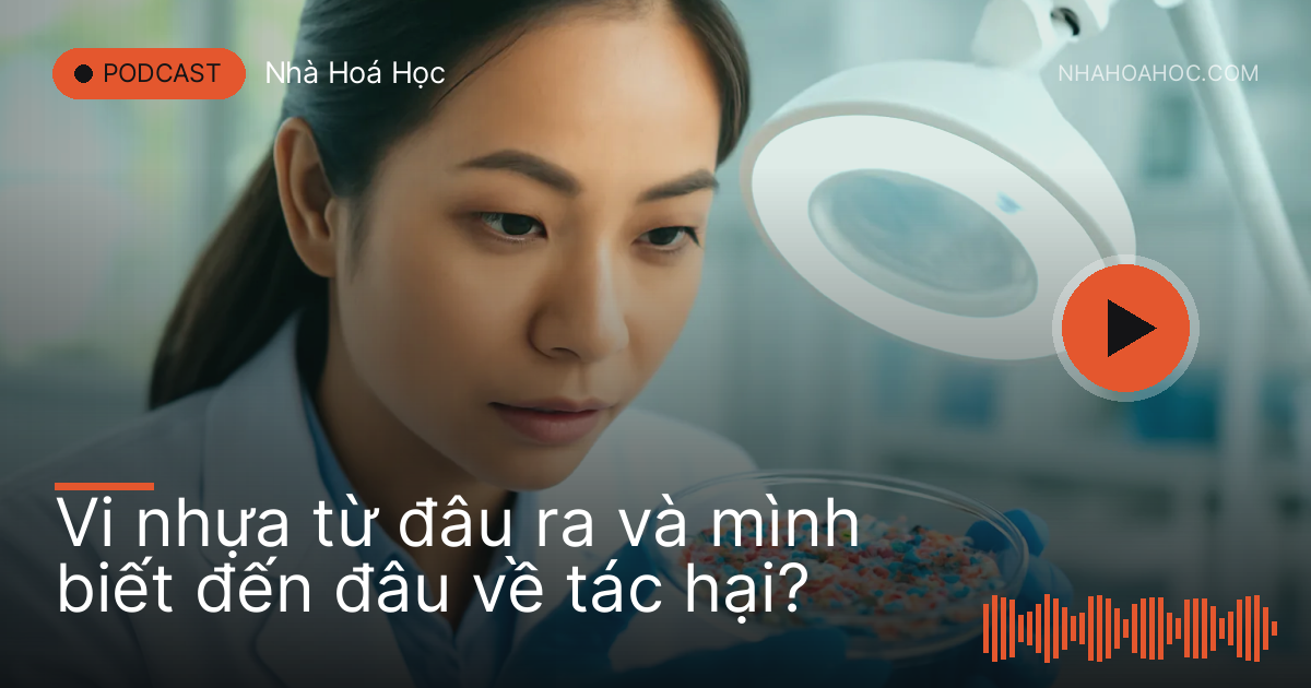 Nhà nghiên cứu soi mẫu hạt nhựa nhỏ trên đĩa thí nghiệm bằng kính lúp