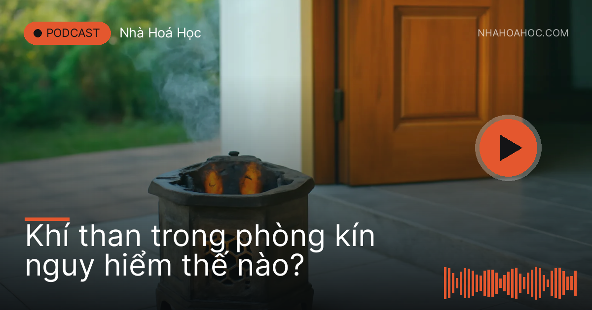 Bếp than tổ ong đặt ngoài hiên nhà mở cửa, làn khói mỏng chiều đông