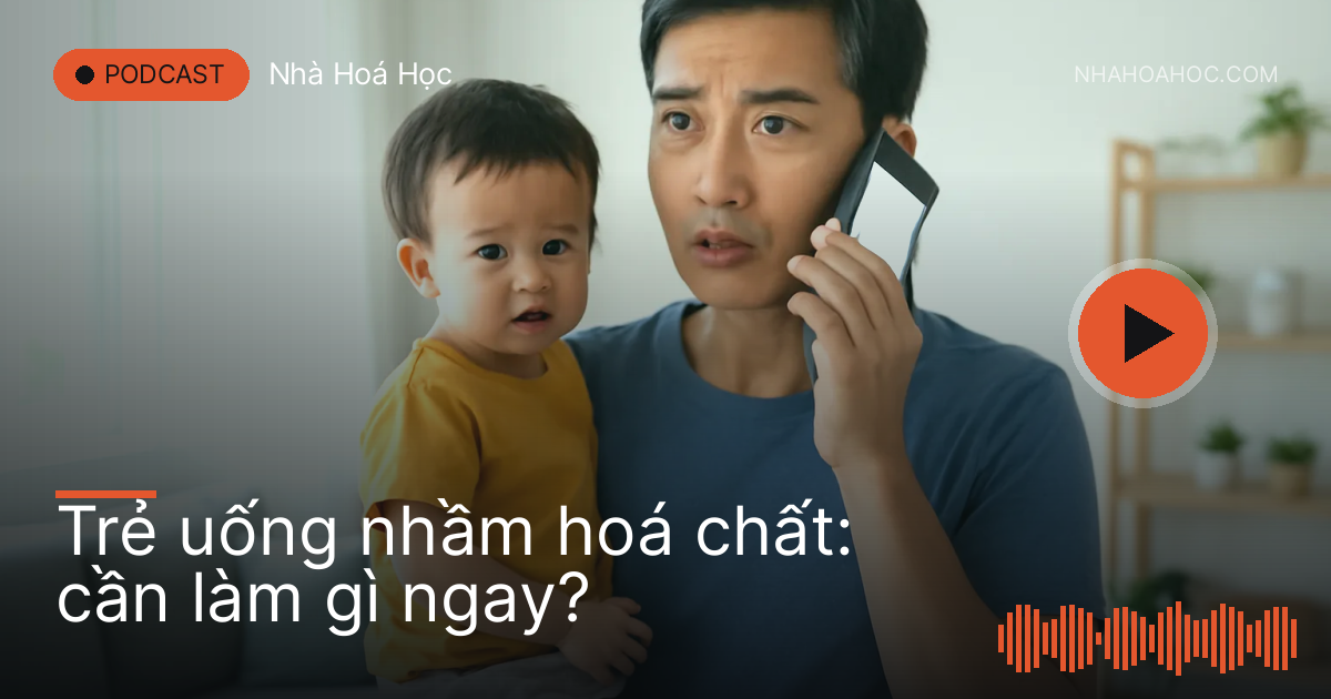 Người bố bế con nhỏ, tay kia cầm điện thoại gọi cấp cứu trong phòng khách