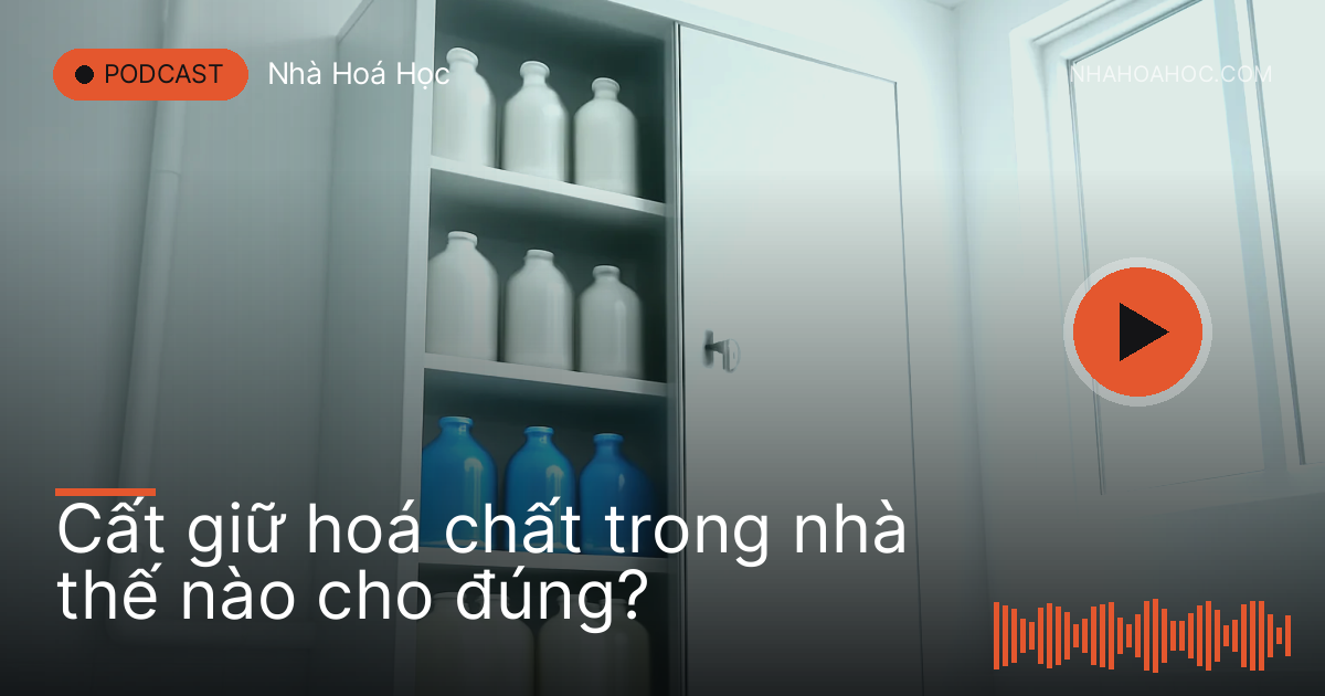 Tủ cao có khoá gắn tường nhà kho với chai lọ xếp ngăn nắp