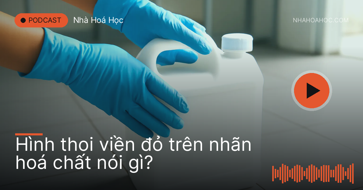Bàn tay đeo găng xoay can nhựa trắng trên sàn gạch nhà kho