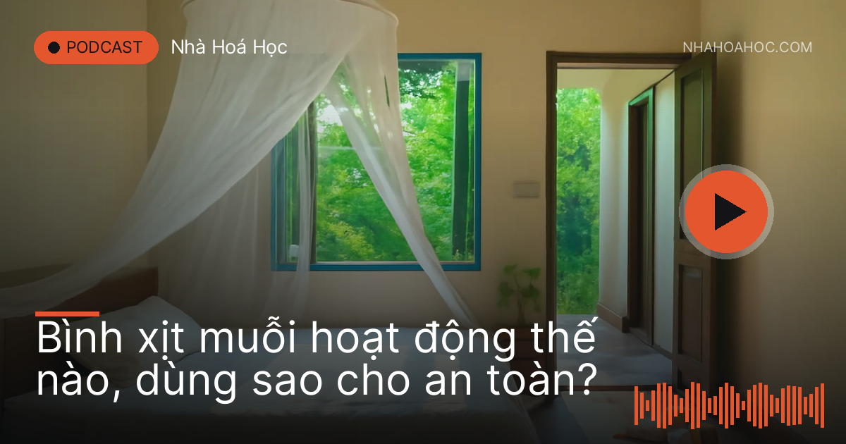 Phòng ngủ có màn treo, cửa sổ mở, con mèo nằm ngoài hành lang