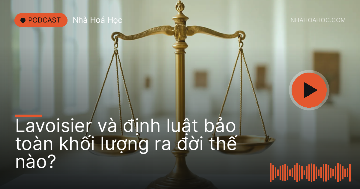 Chiếc cân đĩa bằng đồng cổ trên bàn đá cẩm thạch trong bảo tàng