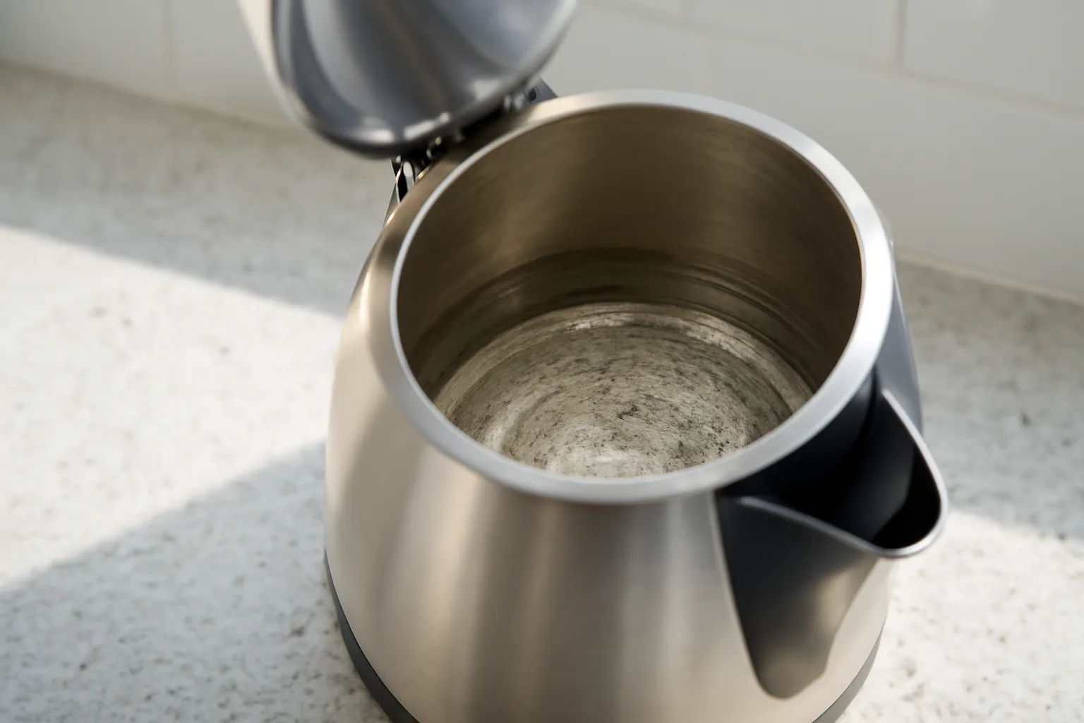 Ấm đun nước inox mở nắp, đáy ấm có lớp cặn trắng